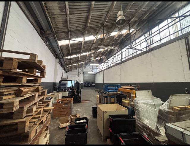245M² WAREHOUSE TO LET IN EPPING INDUSTRIAL